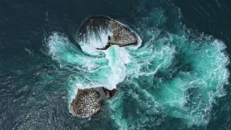 Wasser-Kracht-Auf-Riesige-Felsen-Voller-Vögel-Im-Ozean,-Aufgenommen-In-Südafrika