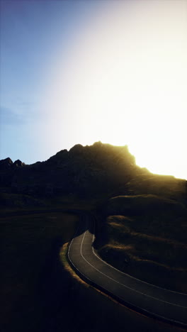 camino sinuoso a través de las montañas al atardecer