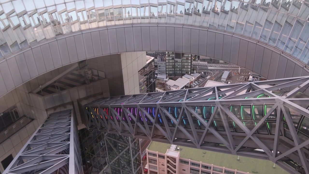 Dettagli architettonici moderni dell'Umeda Sky Building durante il tramonto a Osaka, Giappone. Esterno di un grattacielo urbano contemporaneo nella regione del Kansai