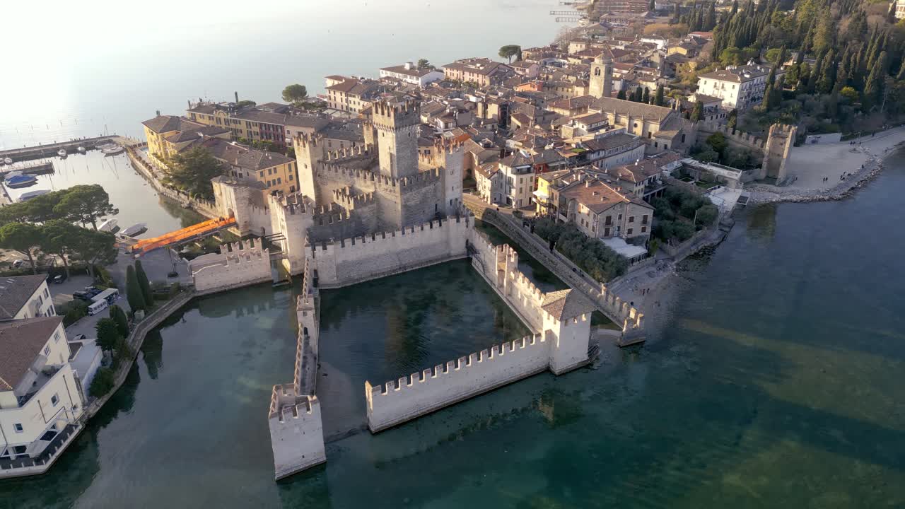 Vista aerea di Sirmione, storica città turistica mediterranea in Italia sul Lago di Garda.