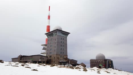 la cumbre de la montaña brocken, un famoso destino turístico en harz