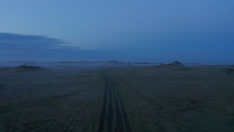 Luftbild-Auto-In-Grasbewachsenen-Nebligen-Landschaft-In-Island-Geparkt.-Dramatisches,-Nebliges,-Nebliges-Dröhnen-Des-Mondlandschaftstals-In-Island