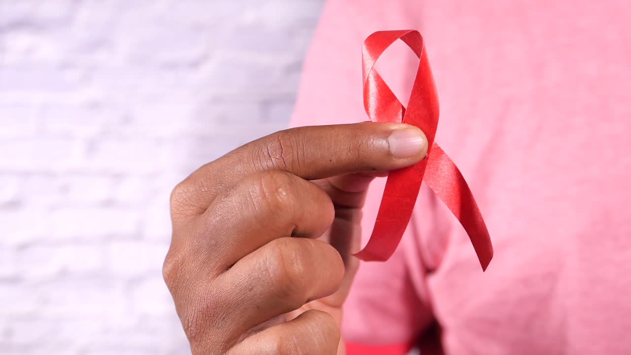 mano con una cinta roja