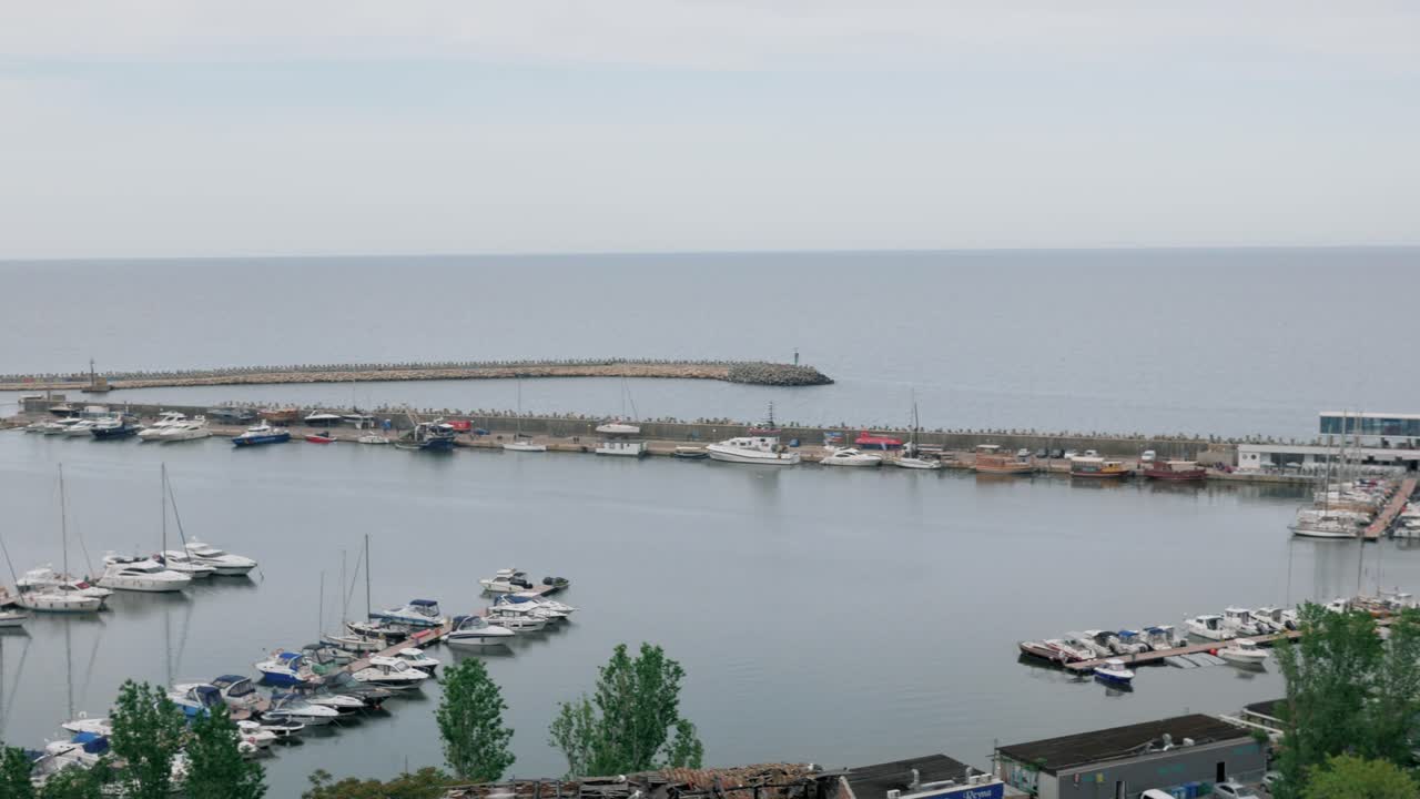 Veduta di Portul Constanta (Porto di Costanza) in Romania, che cattura banchine, navi e lungomare