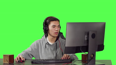 컴퓨터 책상 에 앉아 있는 젊은 선수