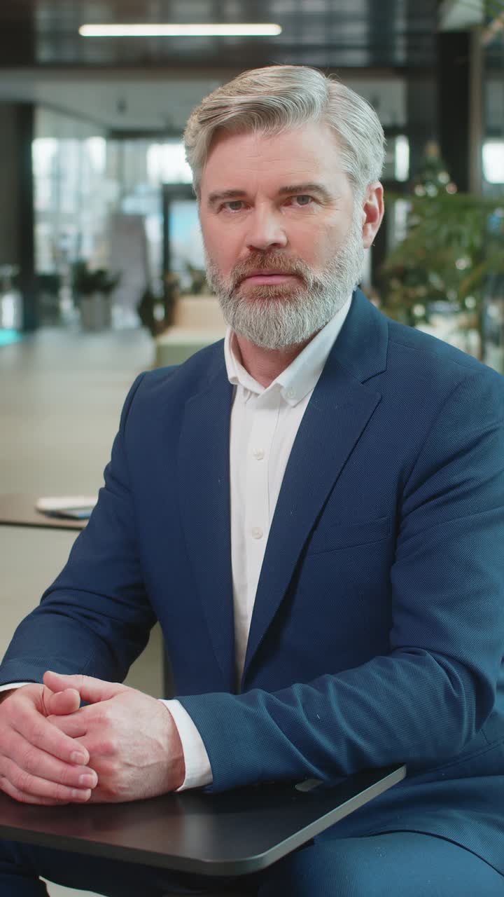 un hombre de negocios enojado levantando las manos en expresión de indignación preguntando la razón del fracaso en el vestíbulo de la oficina