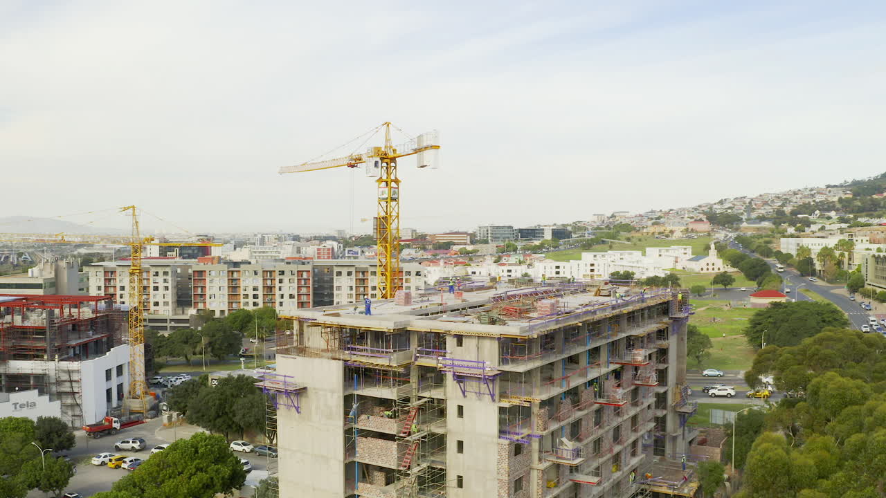 una hermosa ciudad en crecimiento un edificio a la vez