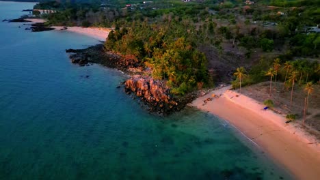 imagen aérea panorámica de las hermosas playas y montañas de la isla de koh lanta en krabi, sur de tailandia, durante la puesta de sol.