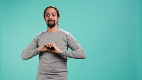 persona sonriente mostrando un símbolo de forma de corazón gesto con las manos