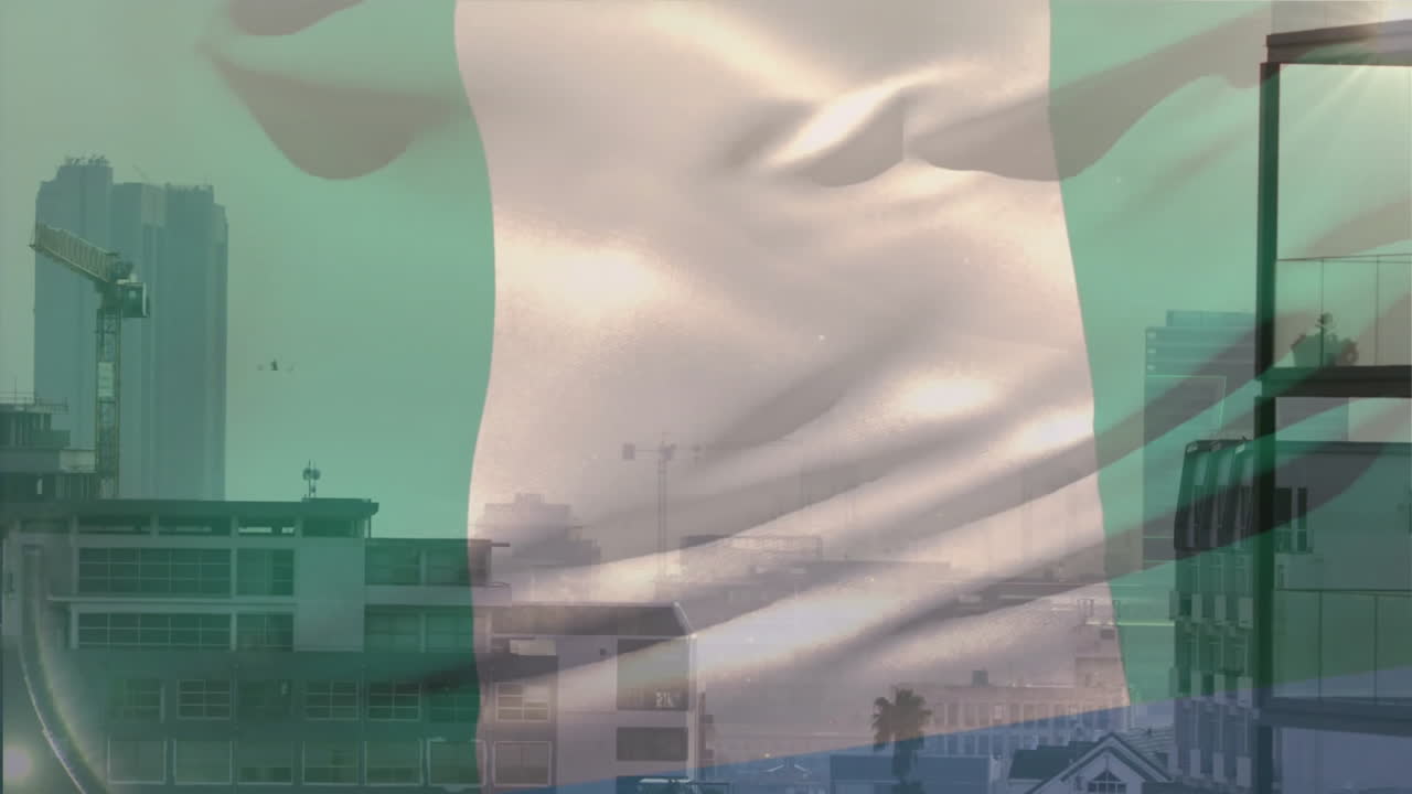 Nigeriansk flaganimation over byens skyline med kraner og bygninger
