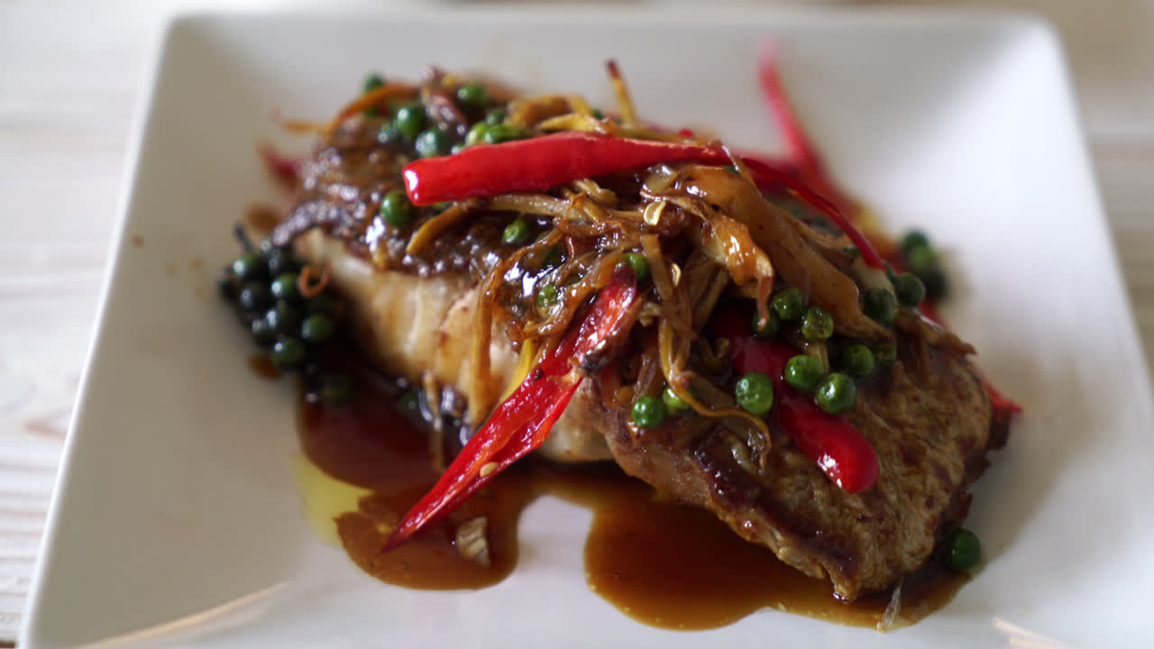 그루퍼 생선 필레를 곁들인 매콤한 허브 볶음