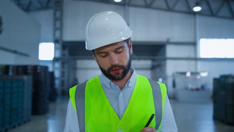 Trabajador-De-Almacenamiento-Uniforme-Inspeccionando-Cajas-Antes-Del-Envío-Con-Casco-Blanco