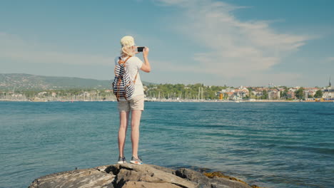 Eine-Frau-Fotografiert-Einen-Blick-Auf-Die-Stadt-Oslo-In-Norwegen