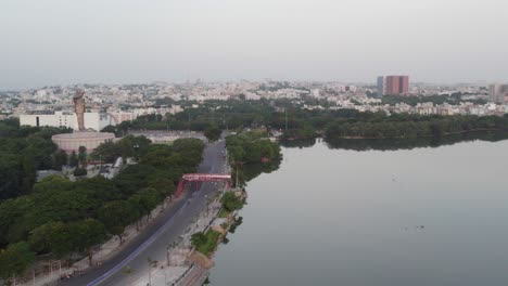 imágenes aéreas de la carretera del collar se encuentra en los lados norte y oeste del lago hussain sagar en forma de corazón