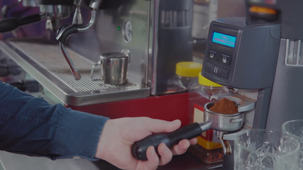 el barista preparando el espresso.
