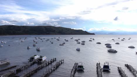baia de copacabana, bolivia, muchos veleros y muelles, pan, día