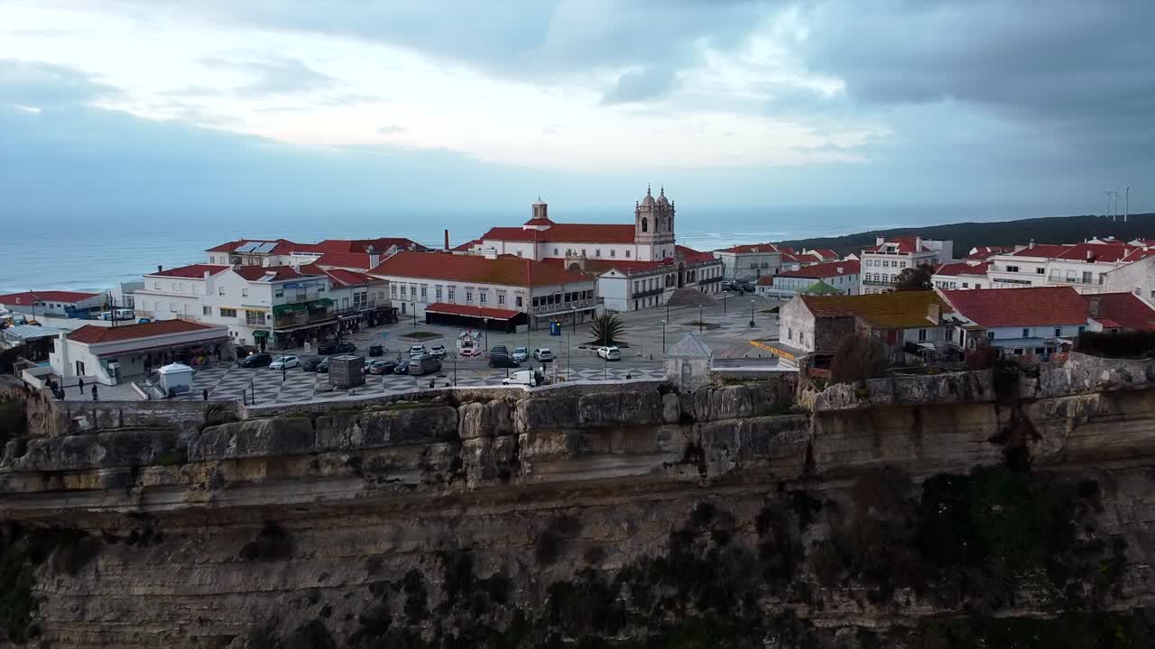 포르투갈의 절벽 가장자리에 있는 나자레 관점 주차장의 조감도