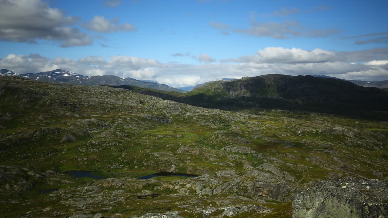 Time-lapse-video pilvistä karun maiseman yllä Ruotsin Lapissa