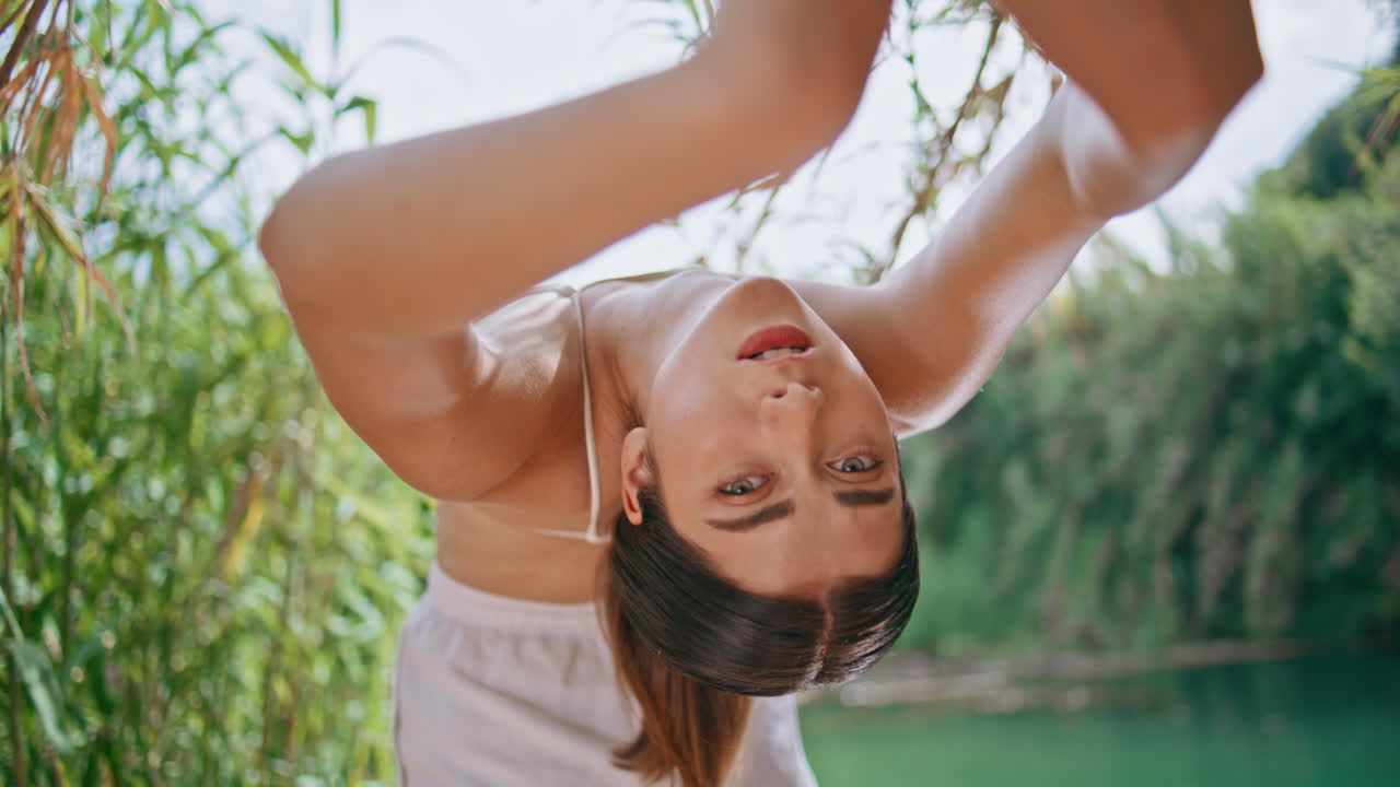 una chica sensual bailando la naturaleza verde de cerca. una dama femenina doblando el cuerpo.