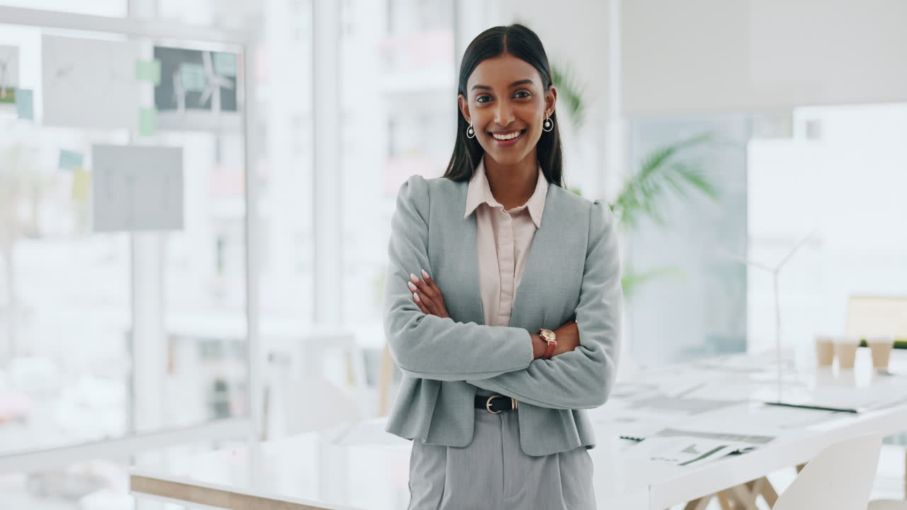 mujer de negocios, retrato y sonrisa con brazos