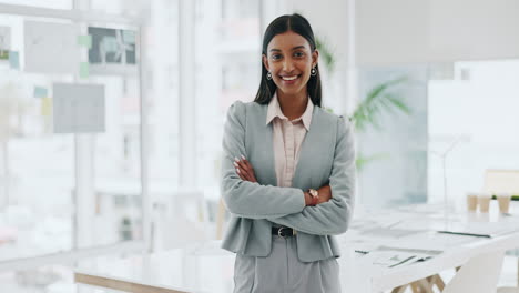 Mujer-De-Negocios,-Retrato-Y-Sonrisa-Con-Brazos