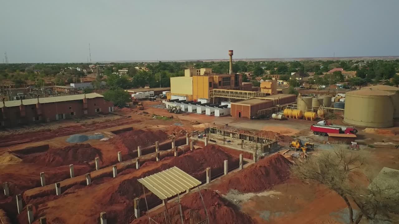 toma cinematográfica de drones del sitio de construcción de la planta de energía en níger, áfrica