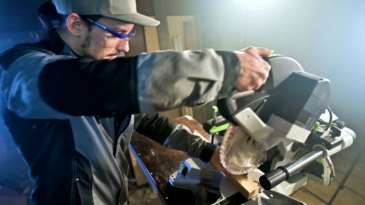 한 젊은 목수가 원형 도자기에 목조 작업물을 설치하고 있습니다.