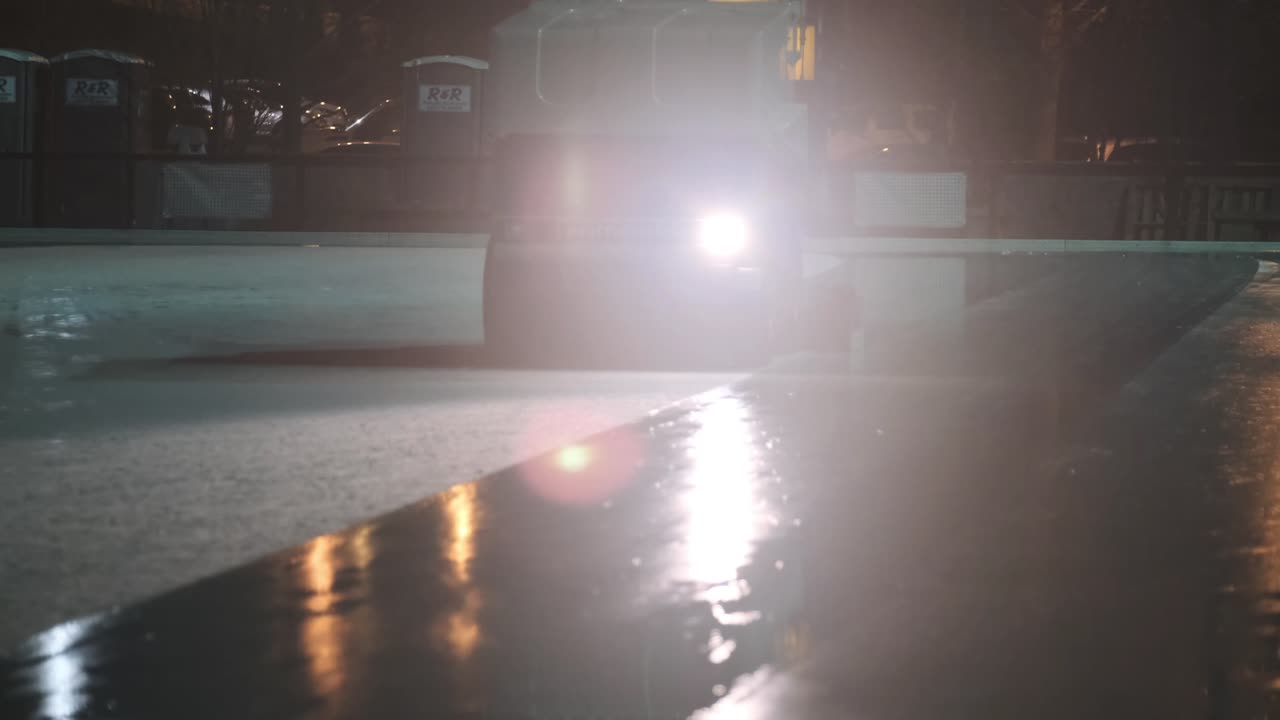 slomo gimbal disparó de zamboni suavizando la pista de hielo por la noche
