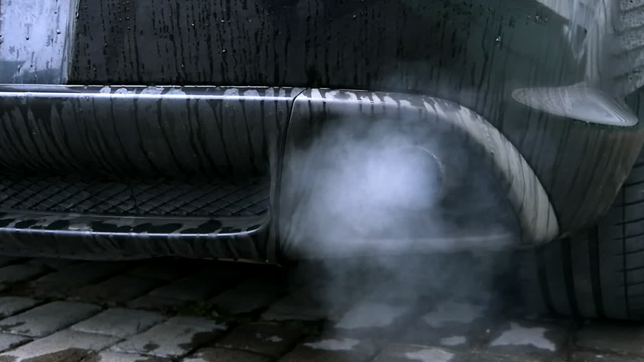 vapores blancos y nublados del tubo de escape del camión durante el día lluvioso