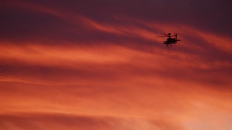 Militärhubschrauber-Feuern-Bei-Sonnenuntergang-Maschinengewehre-Auf-Den-Gegner-Auf-Dem-Schlachtfeld-Ab