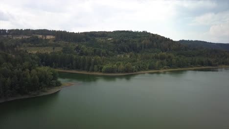 Río-Cerca-De-La-Presa-De-Agua-En-La-República-Checa