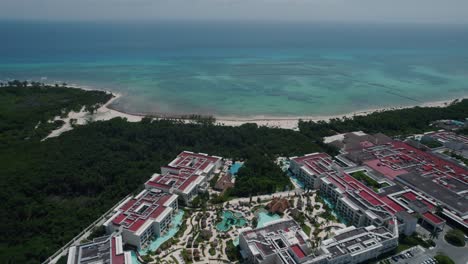 Tiro-De-Drones-Volando-Sobre-Un-Resort-Mexicano-Hacia-El-Mar-Caribe