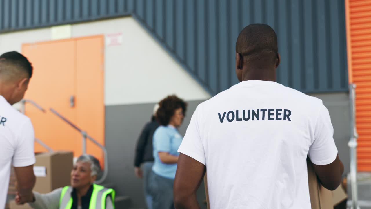 hombre feliz, voluntario y boxeador en el servicio comunitario