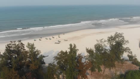 Revelar-Una-Foto-De-La-Playa-De-Trung-Thanh-En-Vietnam-Con-Barcos-Pesqueros,-Vista-Aérea.