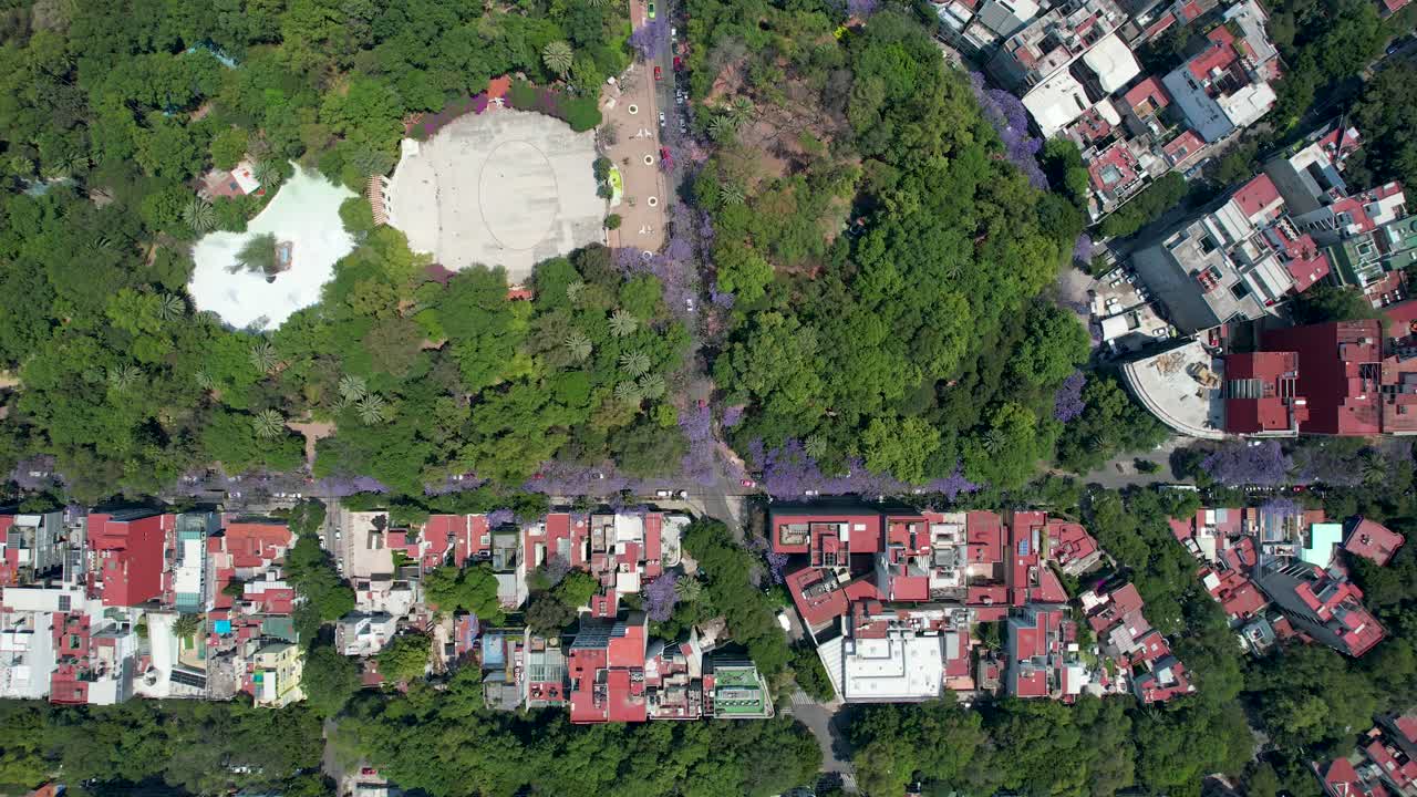 tomada de un avión no tripulado de la avenida amstedam en la colonia condesa en la ciudad de méxico