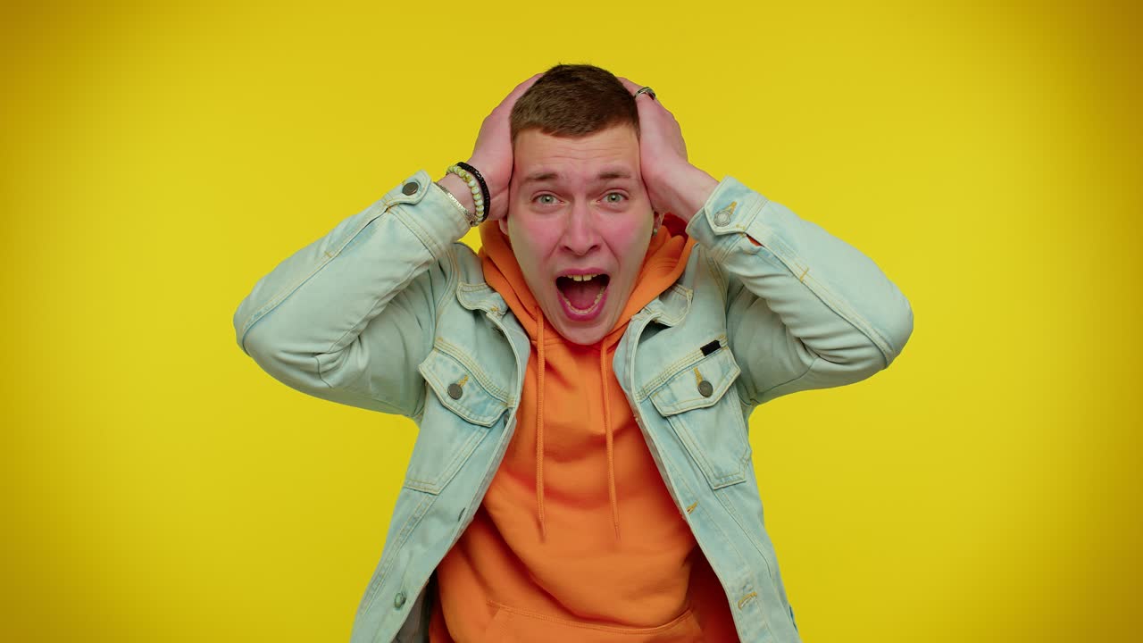hombre asustado temeroso, cubriendo los oídos, cumpliendo con su propia fobia, evidencia evento de horror, gritando fuerte