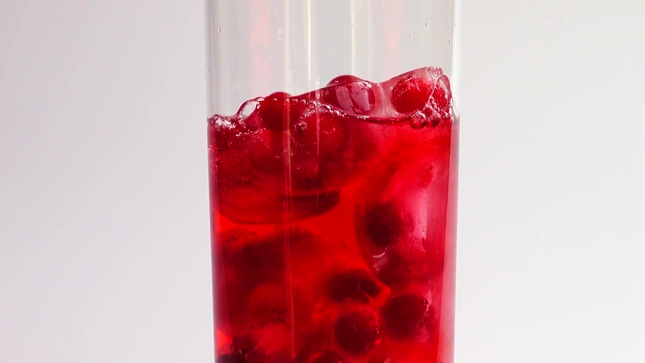 Preparazione di bevanda a base di frutta e frutti di bosco.