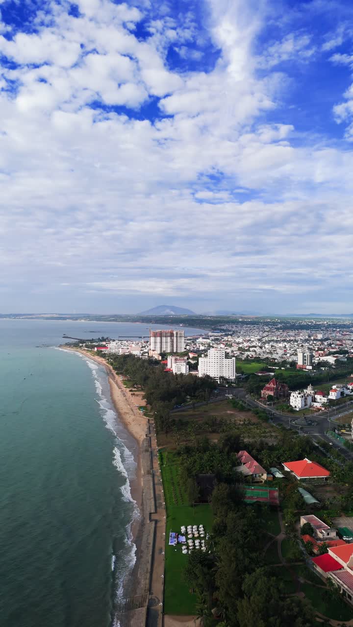 베트남 빈 투안 지방의 판 티에트 시의 아름다운 해안선의 공중 풍경.