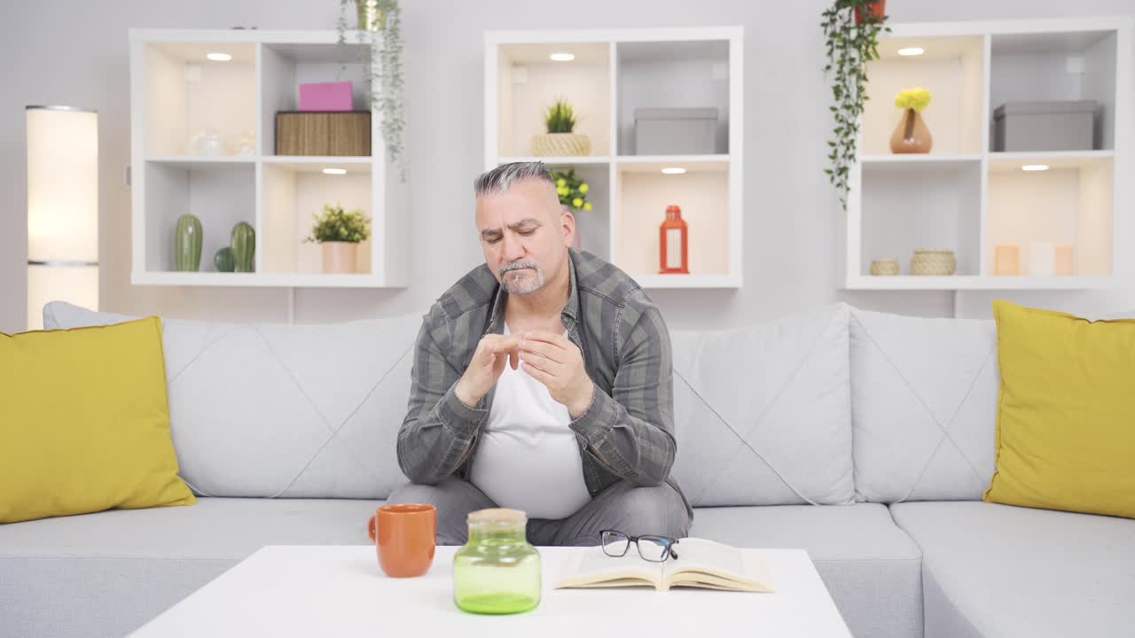 un anciano con problemas familiares.