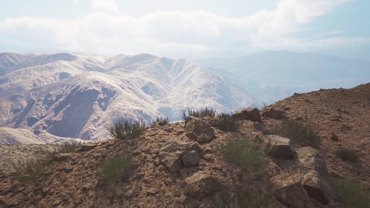 Esplorazione del terreno aspro delle montagne del Pamir in Tagikistan