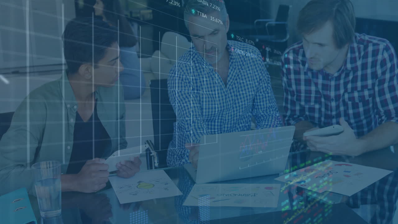 animación del procesamiento de datos financieros sobre diversos colegas que discuten el trabajo en la oficina
