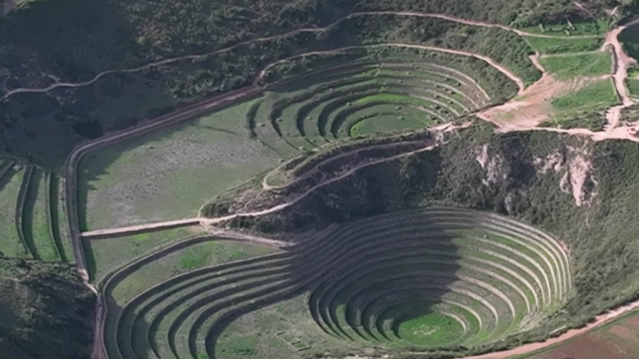 Vista Aérea de Drone das Terraças Incas de Moray no Vale Sagrado, Cusco Peru