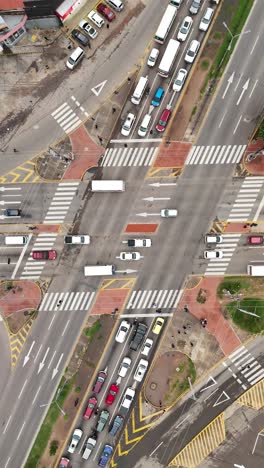 Disparo-Con-Drone-Cruce-De-Tráfico-Hora-Punta-Mañana-Nublada