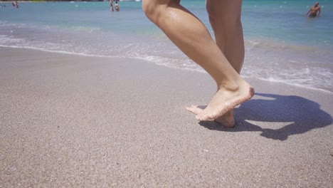 Barfuß-Am-Strand-Laufen.