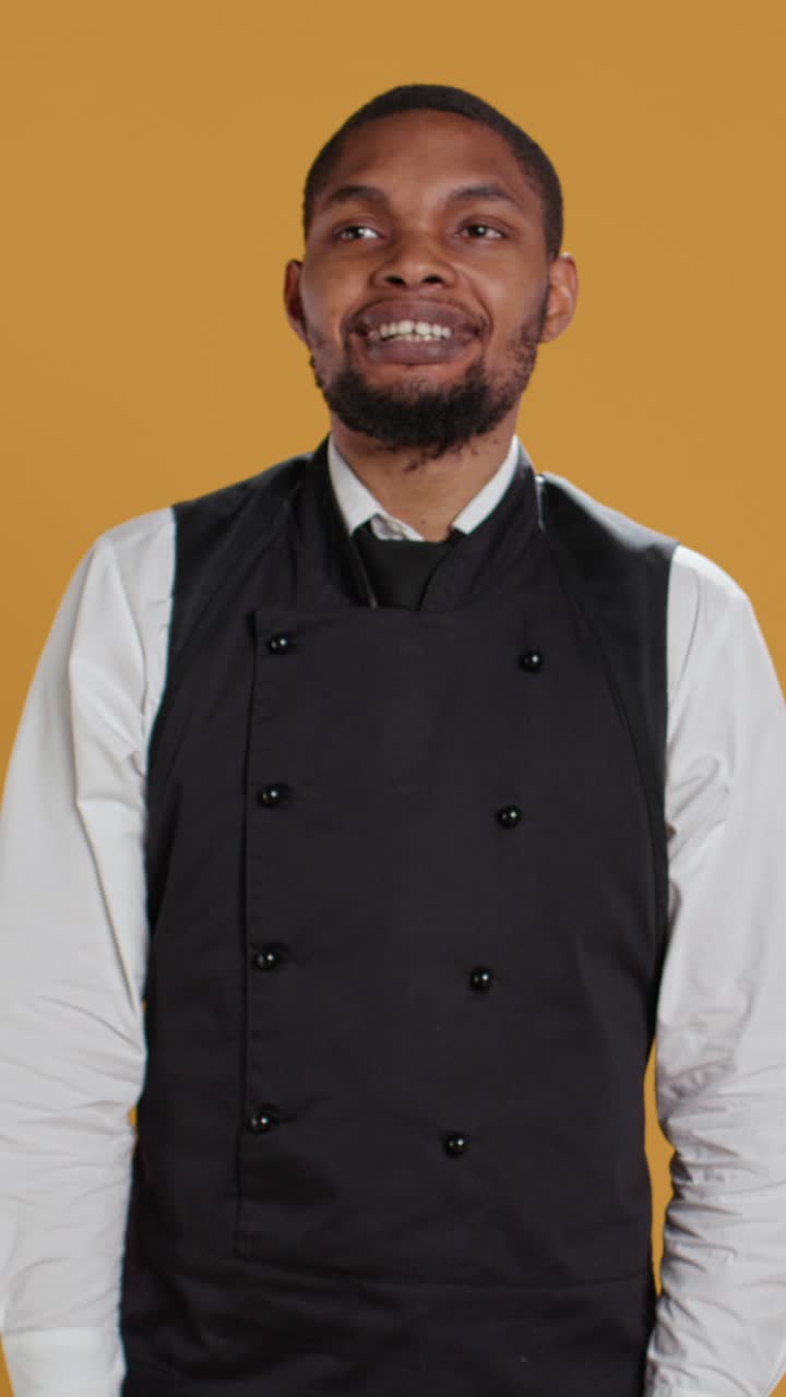Chef afroamericano stanco che sbadiglia e si allunga