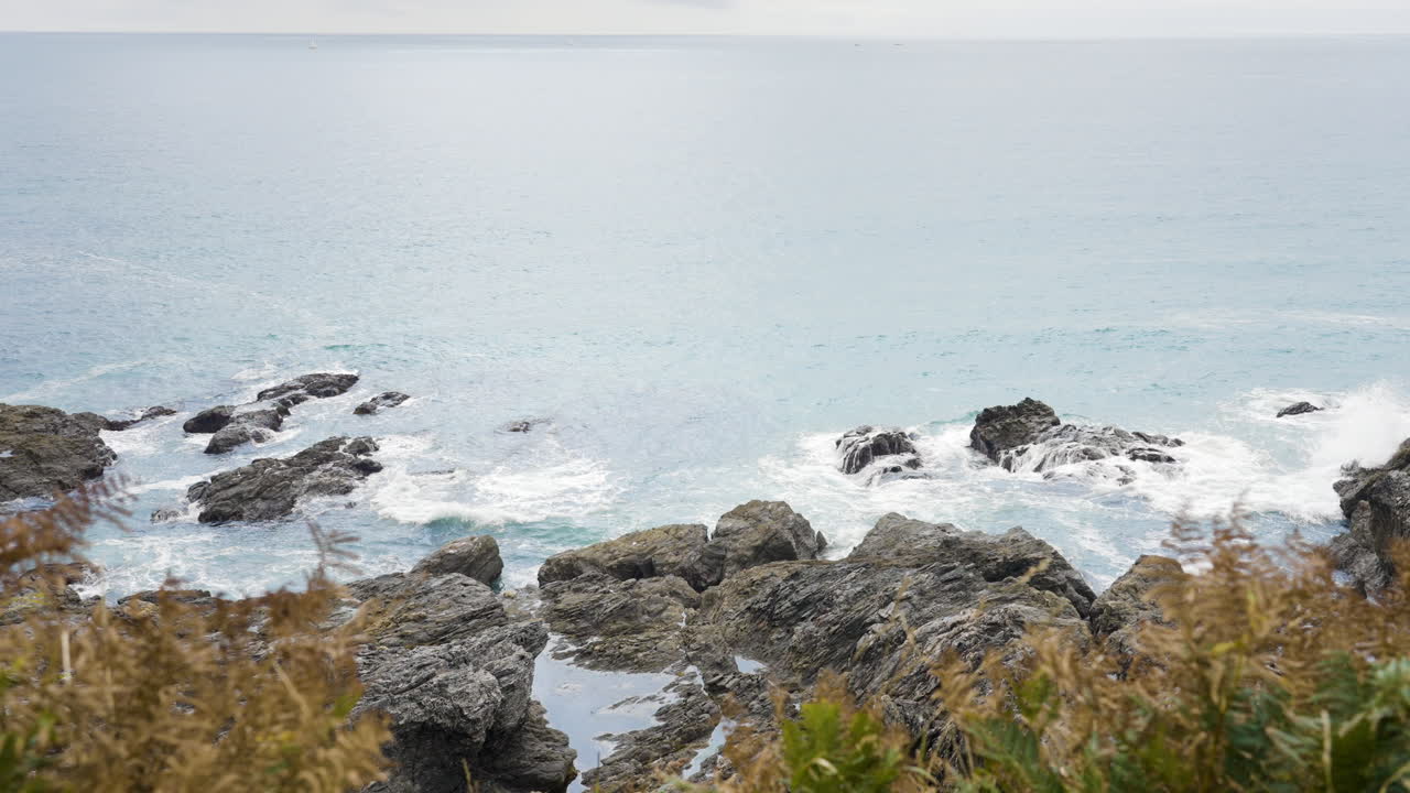 Le onde dell'oceano si schiantano sulla costa rocciosa