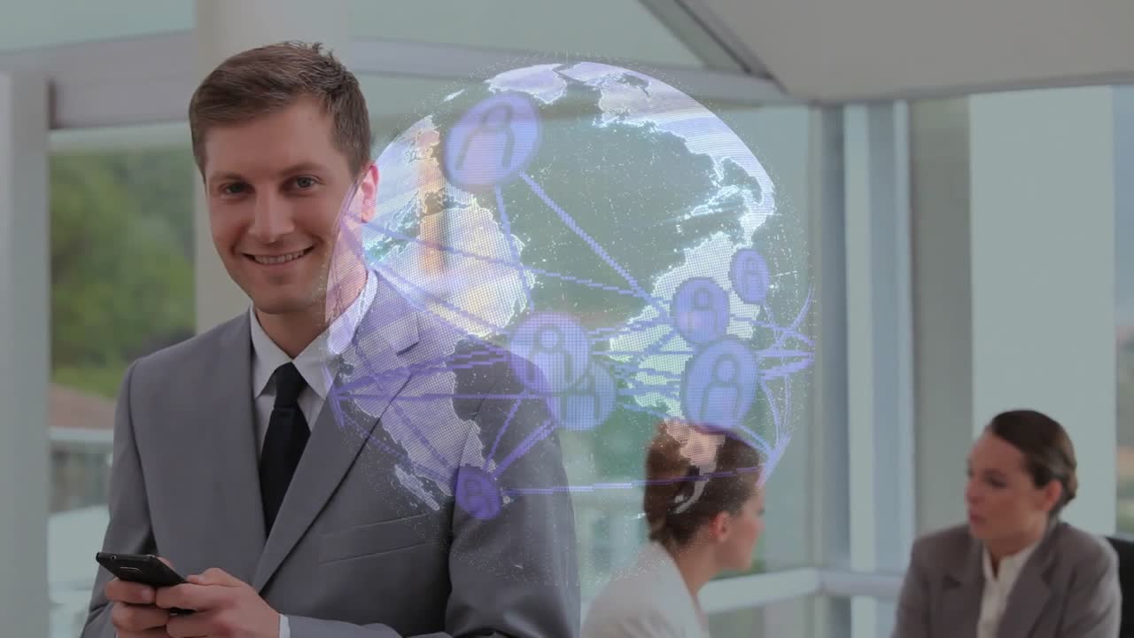 Empresario leyendo un smartphone en una sala de negocios, con un globo terráqueo giratorio con nodos brillantes y realizando una llamada.