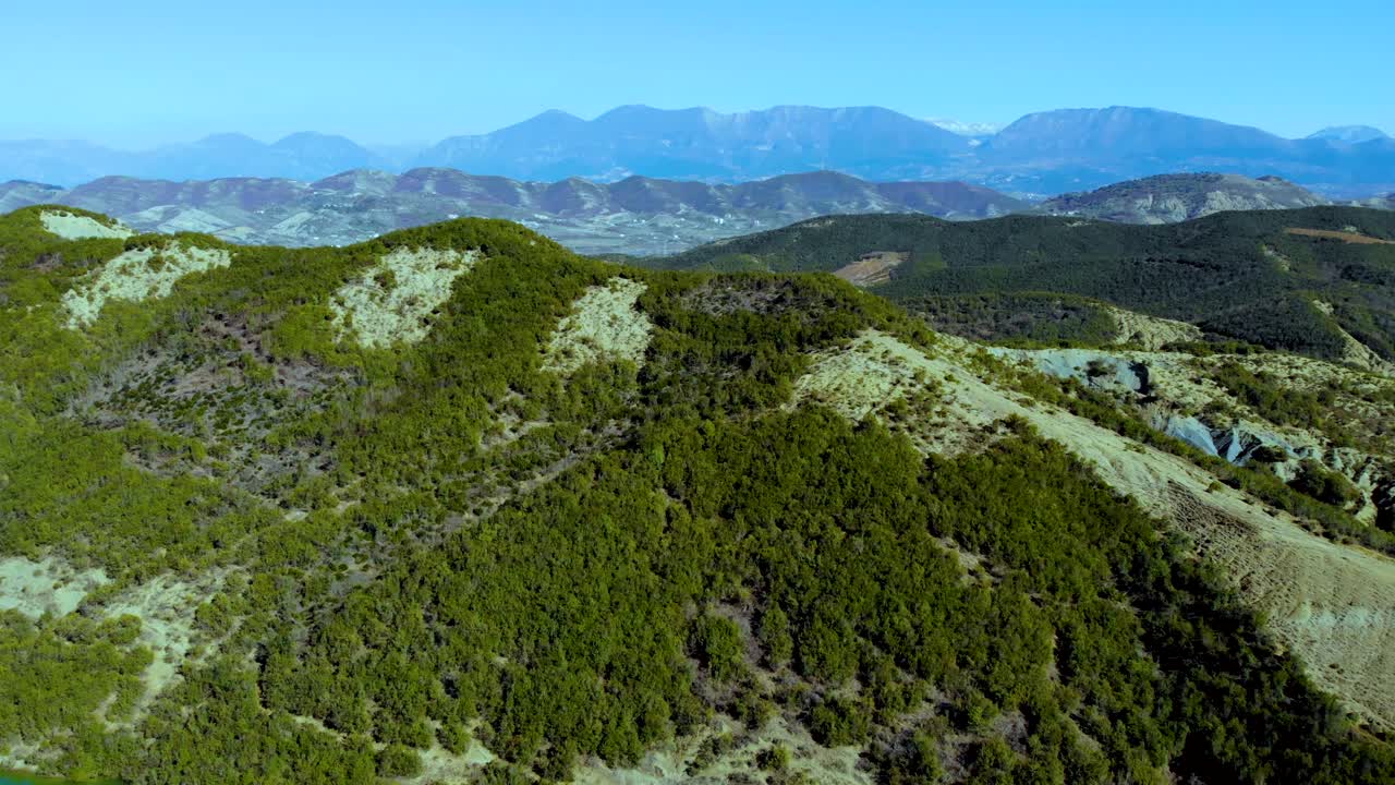 tranquilidad del paisaje pacífico con vegetación verde en laderas bañadas por aguas tranquilas y claras del lago y el horizonte de las montañas