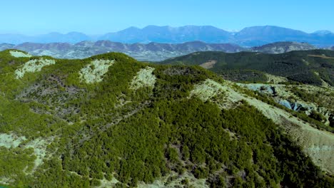 平靜的風景和綠色植被在山坡上被冷靜的清<unk>的湖水和山脈的地平線洗<unk>