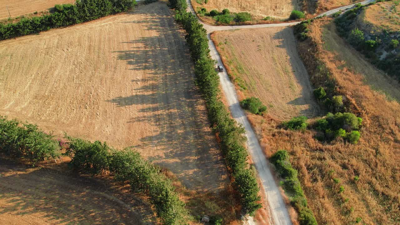 a를 가로질러 운전하는 자동차에 의한 aerial